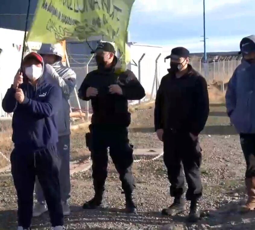 Con bombos y redoblantes, los desocupados de la UOCRA se manifestaron en la ruta nacional 3.