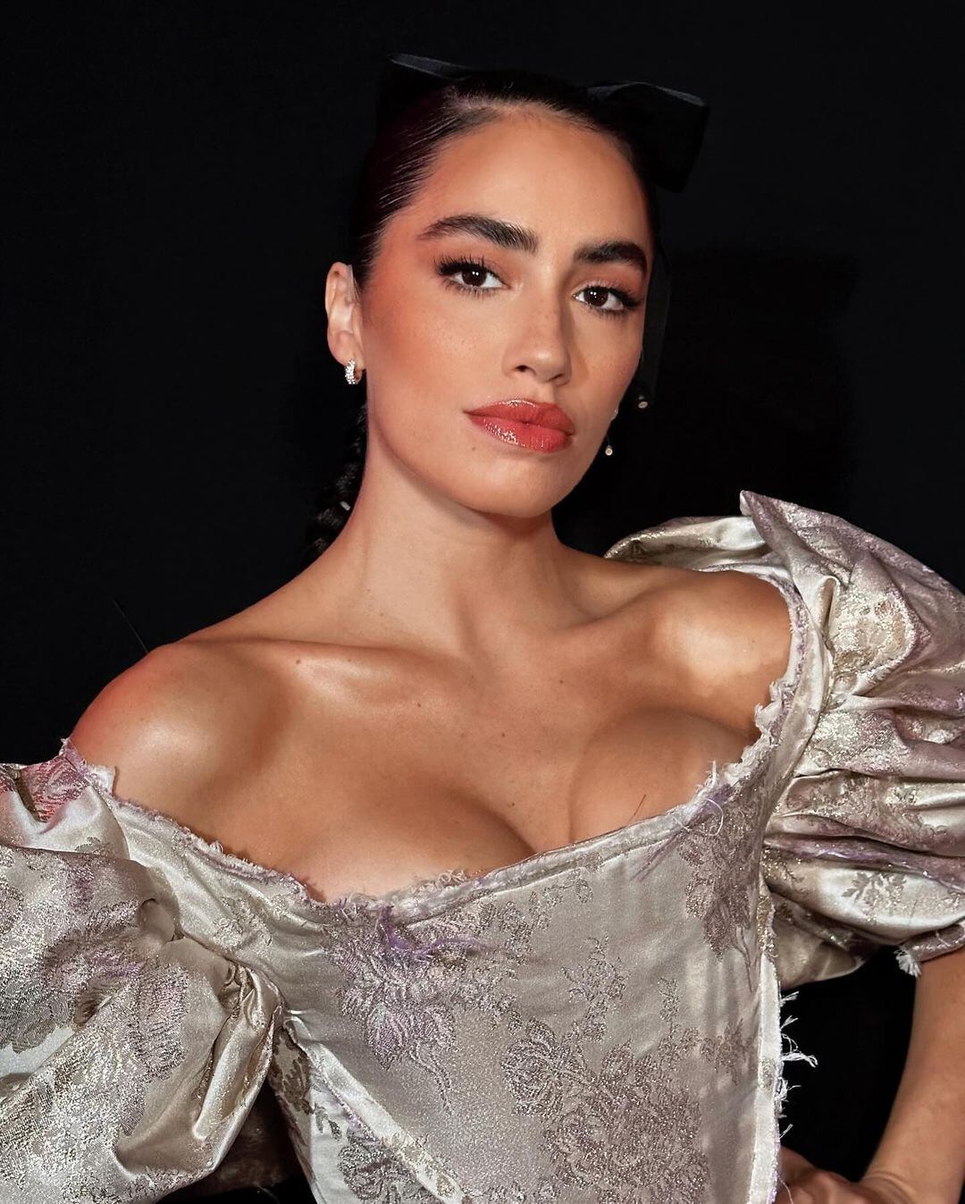 Glamour y escote infartante: Lali lo dio todo en Factor X de España y deslumbró con un outfit impactante