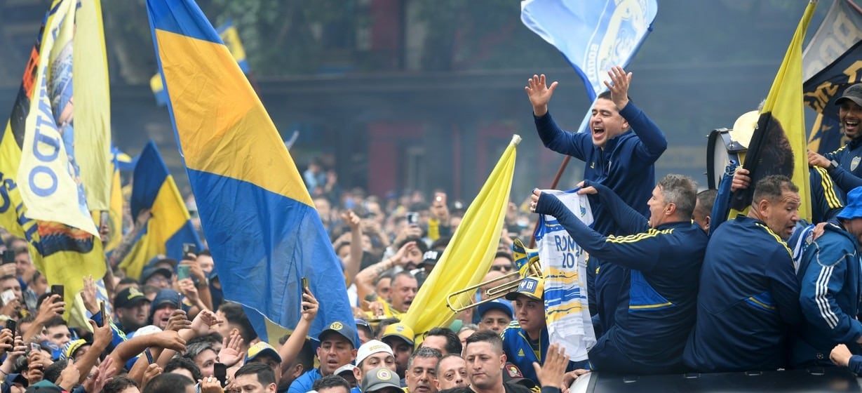 Una multitud acompañó a Juan Riquelme en el banderazo que se hizo en los alrededores de La Bombonera. Foto: Genitleza