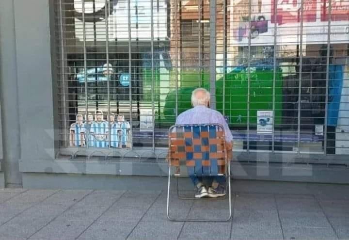 Abuelo de Entre Ríos mirando el partido en la vidriera de Frávega