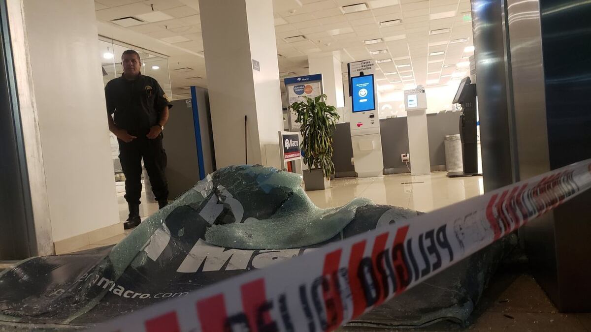 Video: fue a un cajero de Córdoba a retirar dinero, quiso estacionar e incrustó su auto