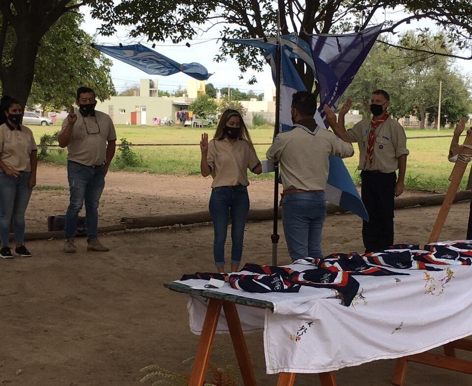 Ceremonia de promesa de seis educadores.