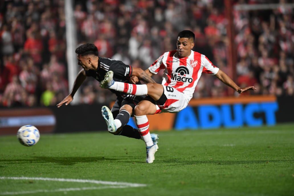 Jonás Acevedo aprovechó la que tuvo y puso el 2-2 para Instituto ante River, en Alta Córdoba. (Javier Ferreyra / La Voz)