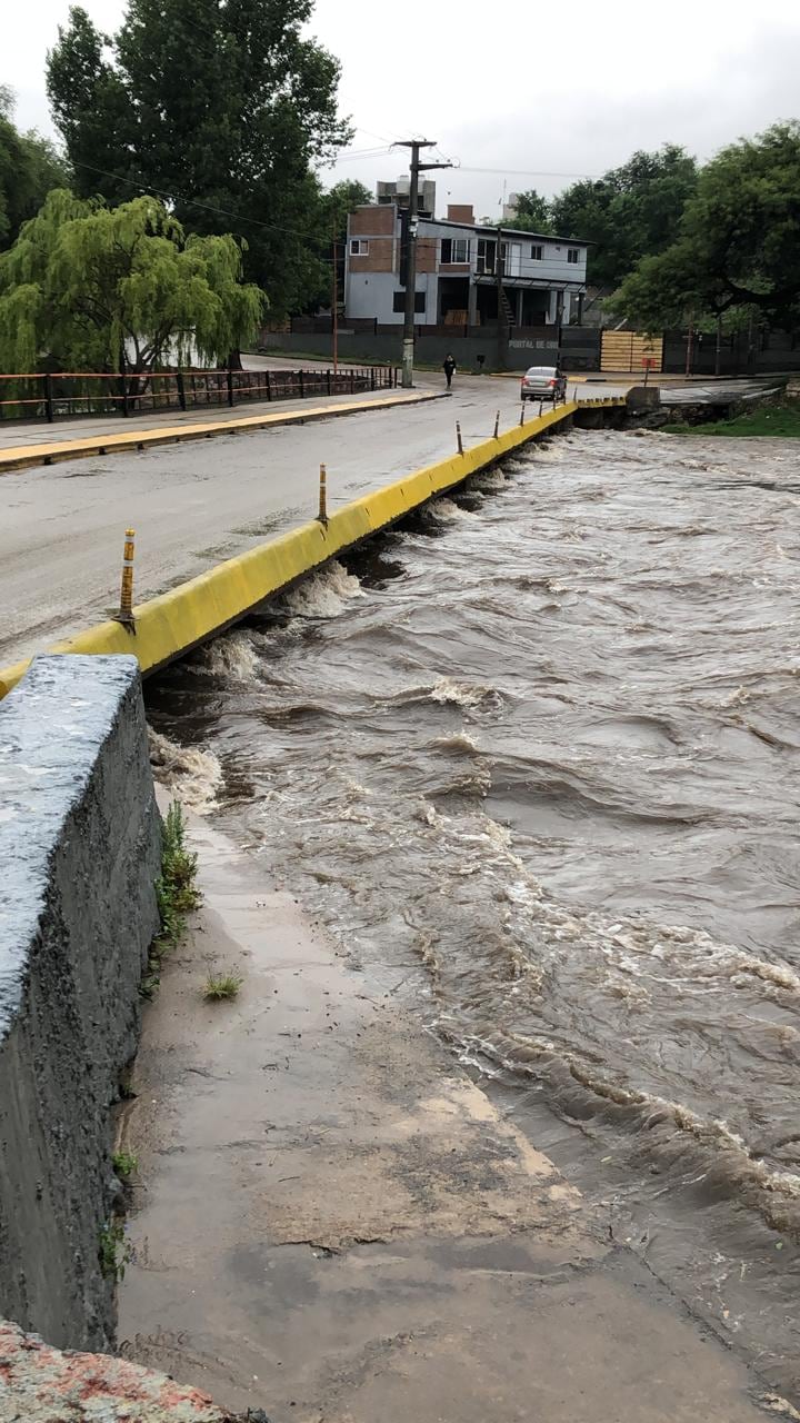 Ingresó una creciente de 2 metros y debieron cortar el tránsito del Fantasio y Playas de Oro.