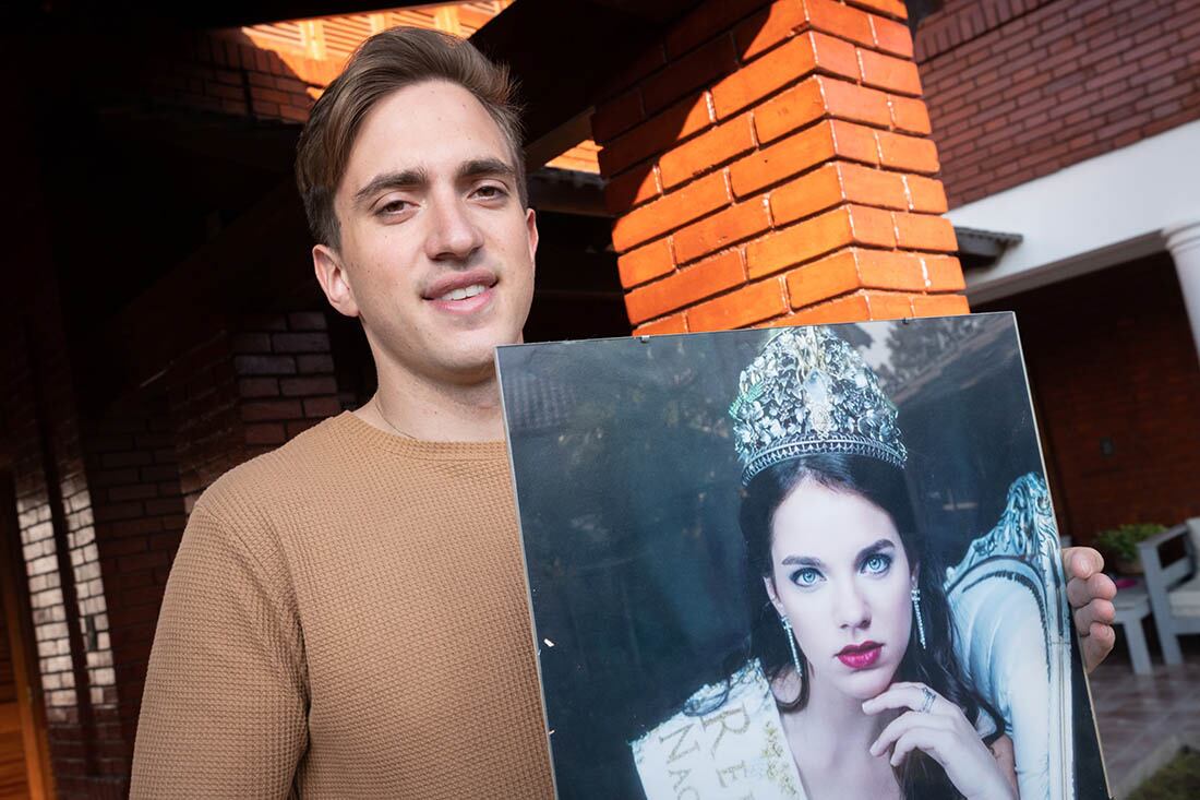 La reina nacional de la Vendimia de mandato cumplido 2016 Giuliana Lucoski sigue mejorando y evidencia grandes avances en su estado de salud.
Su hermano Nicolás Lucoski la acompaña todos los días en la puerta del hospital. Foto: Ignacio Blanco / Los Andes