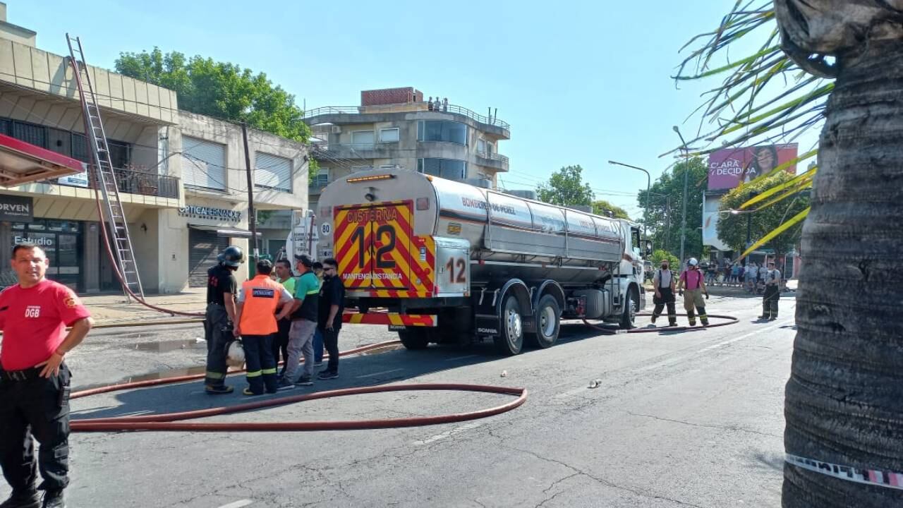 Voraz incendio en zona oeste. (@CIOR_Rosario)