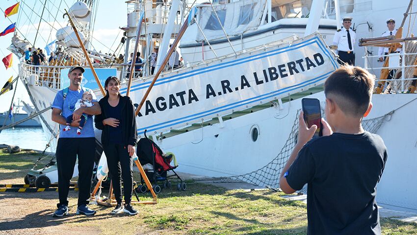 Miles de personas disfrutaron de la  jornada de puertas abiertas en la fragata ARA “Libertad”