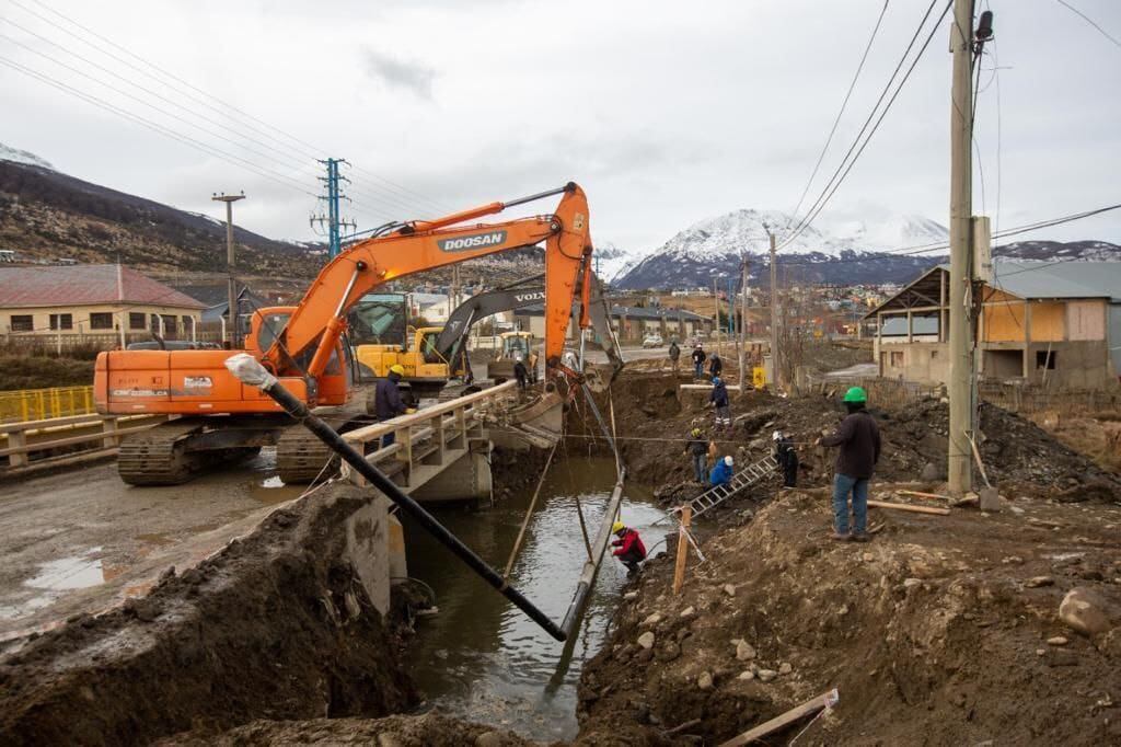 La primera etapa de reubicación del gasoducto en el sector del Puente sobre el arroyo Grande en la avenida Perito Moreno.