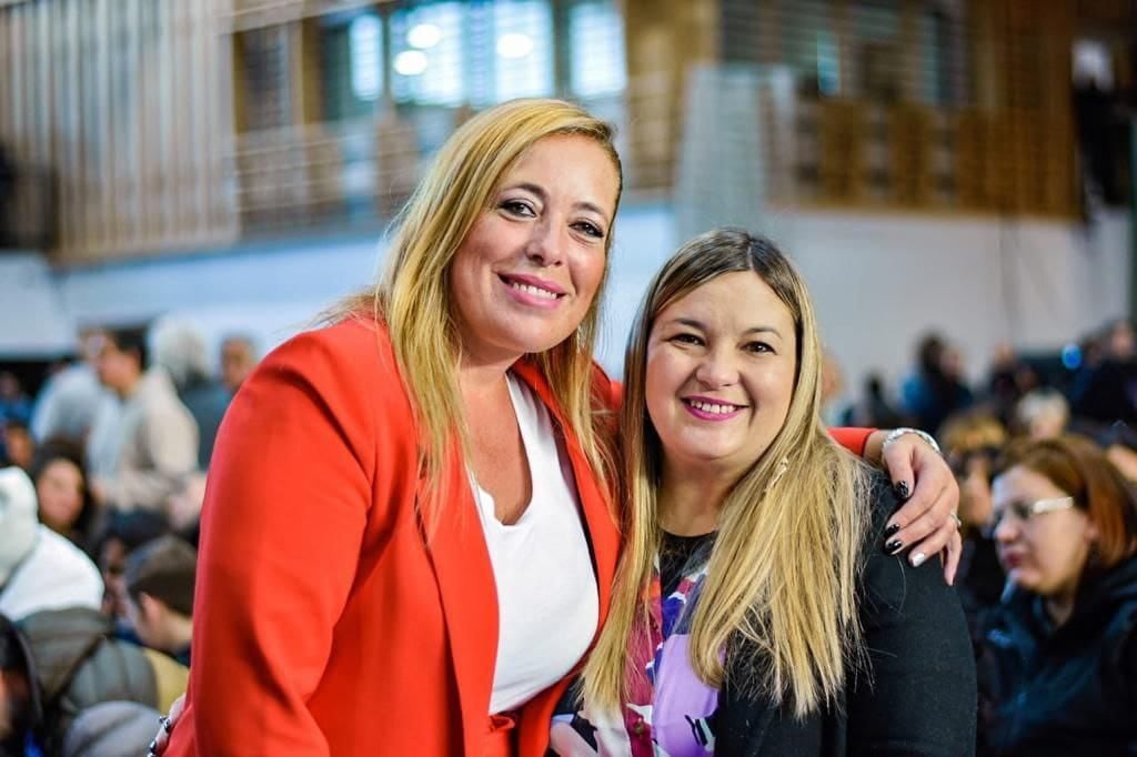 Secretaria de Hábitat Lorena Henriques Sanches junto a la subsecretaria de Vivienda de la Municipalidad de Ushuaia, Yanira Martínez.