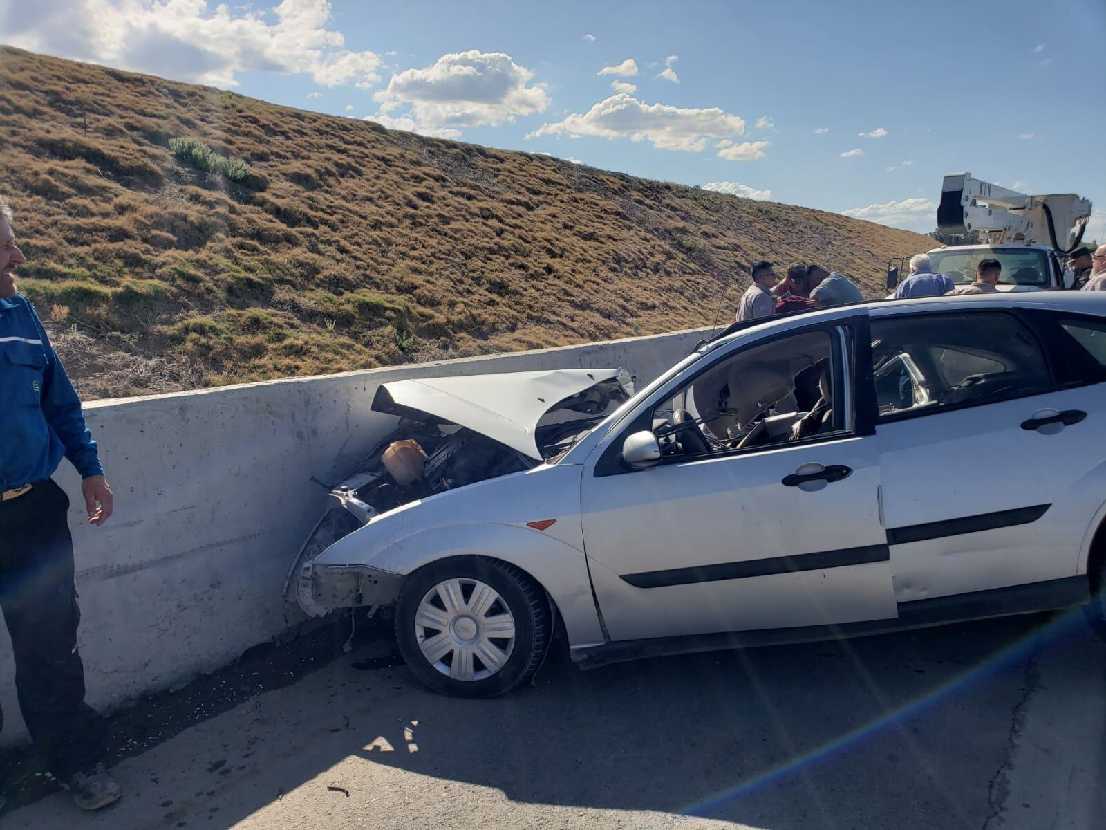 Un Ford Focus impactó contra un operario de Epec.