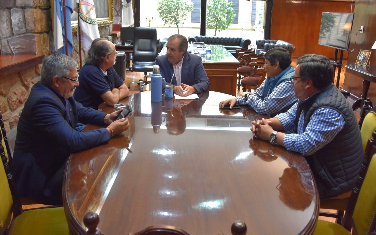 El vicegobernador Alberto Bernis y el vicepresidente primero de la Legislatura, Fabián Tejerina, en diálogo con los dirigentes cegetistas.