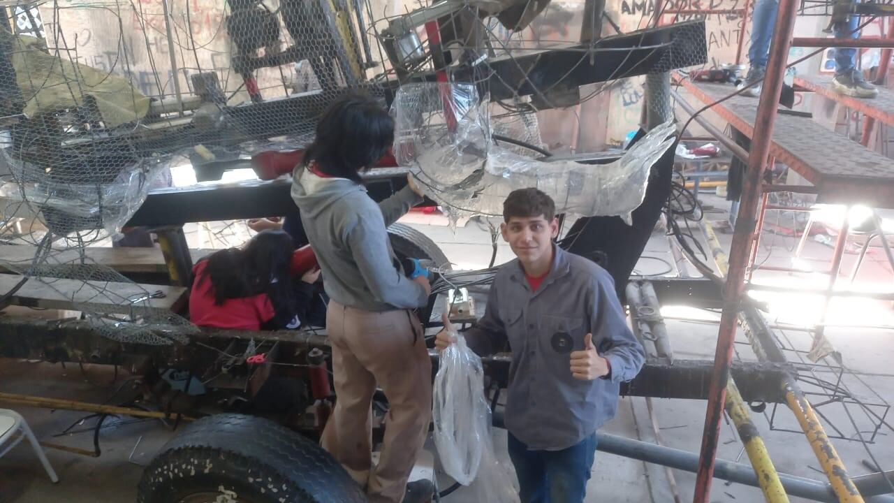 Cada año, los alumnos de escuelas y colegios secundarios de Jujuy construyen desde cero sus carrozas. En la foto, una de las obras sampedreñas, en pleno proceso de armado hace pocos días atrás.