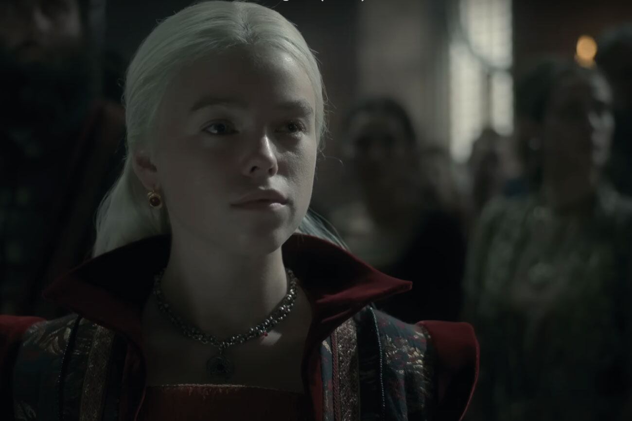 Rhaenyra viendo a su tío en la corte, con el collar que él le regaló. (HBO)