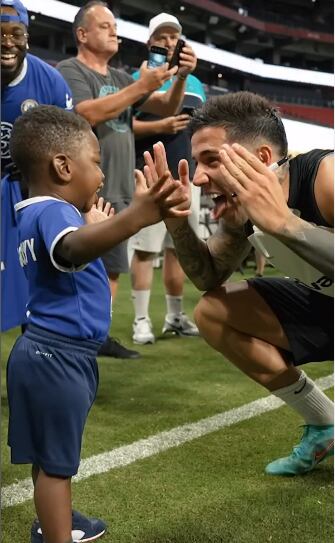 Enzo Fernandez con Tobenna Uchendu