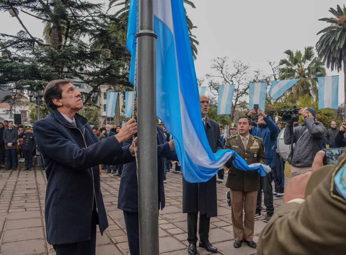 El gobernador Carlos Sadir izó la Bandera en el mástil situado ante el monumento al General Belgrano, en la plaza homónima.