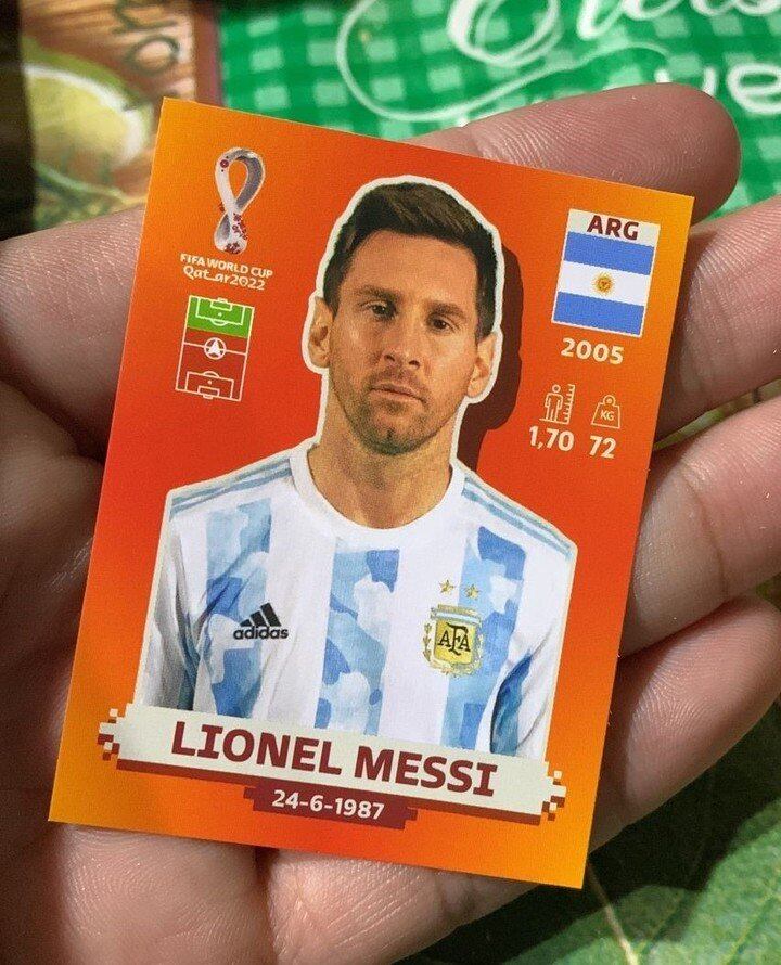 La figurita de Lionel Messi le tocó en el tercer paquetito que compró.