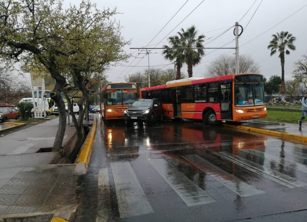 Chocaron dos micros en Guaymallén y hay demoras en el tránsito