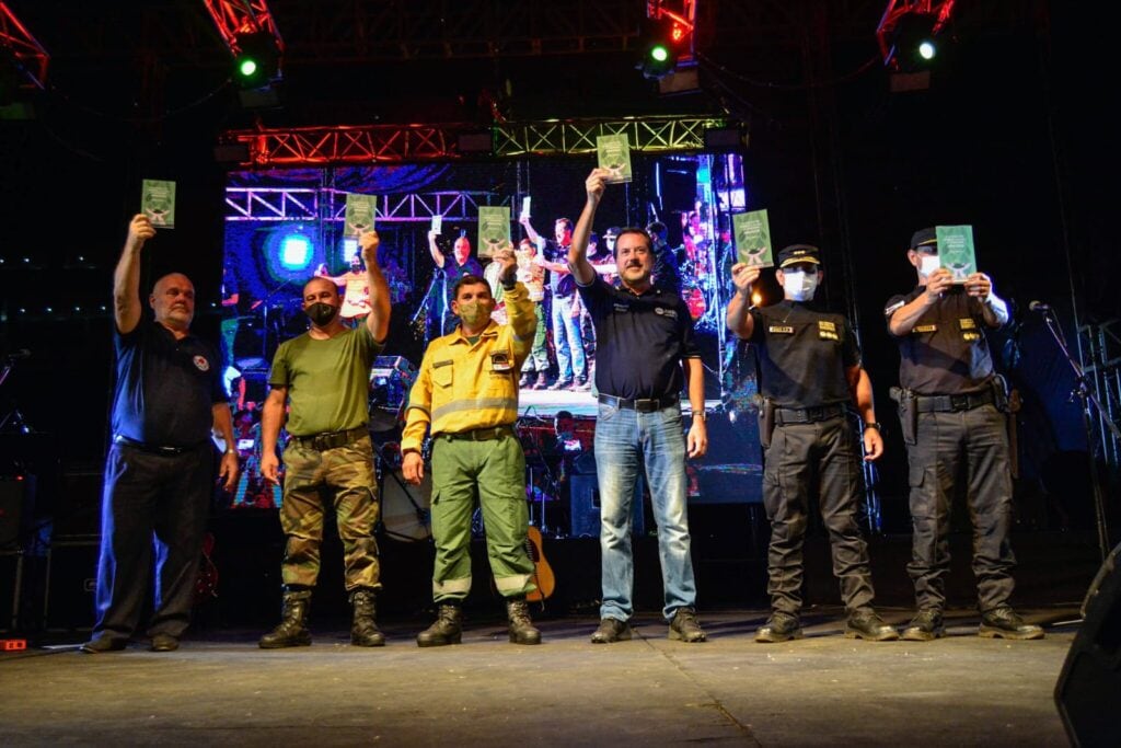 Homenaje a Bomberos y Brigadistas en el show de Palito Ortega.