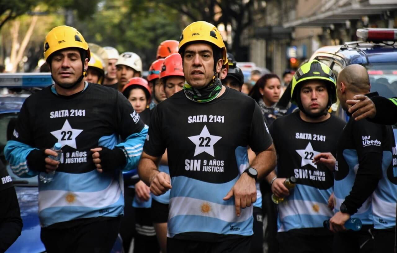 Bomberos y corredores se sumaron al homenaje con flores blancas en el paredón entre Oroño y Balcarce.