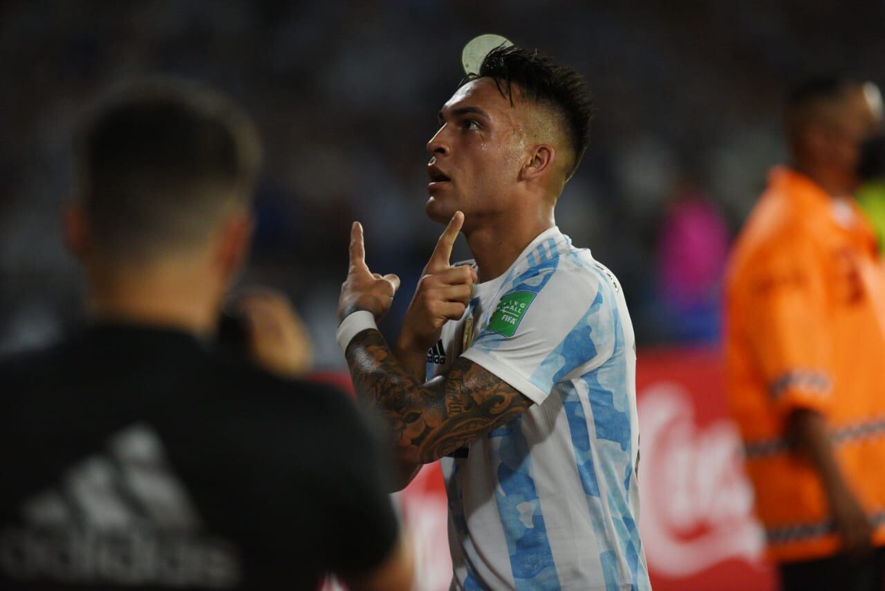 Lautaro Martínez celebra su gol ante Colombia, en el Mario Alberto Kempes. (Foto: Facundo Luque)