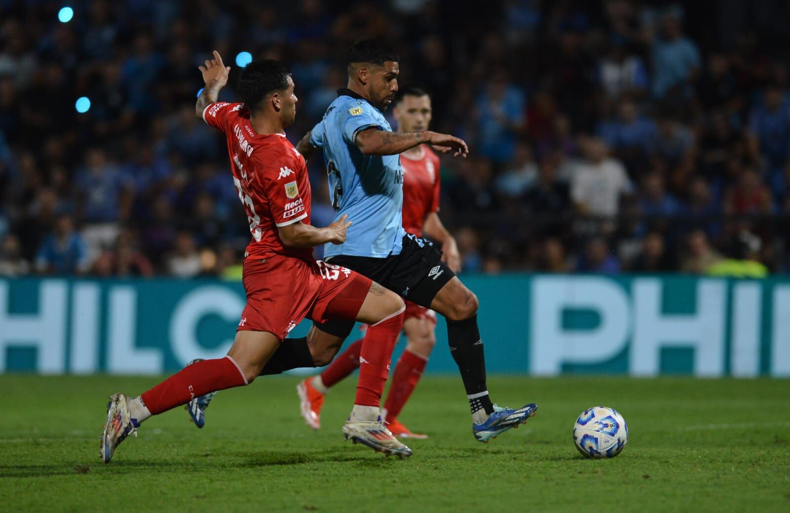 Belgrano enfrentó a Huracán por la primera fecha del Apertura de la Liga Profesional 2025. (Facundo Luque / La Voz)