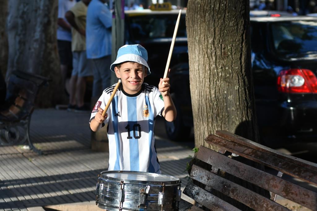 La ciudad de Río Cuarto salió a festejar el triunfo de Argentina frente a México en el mundial de Qatar.  (Tomy Fragueiro)