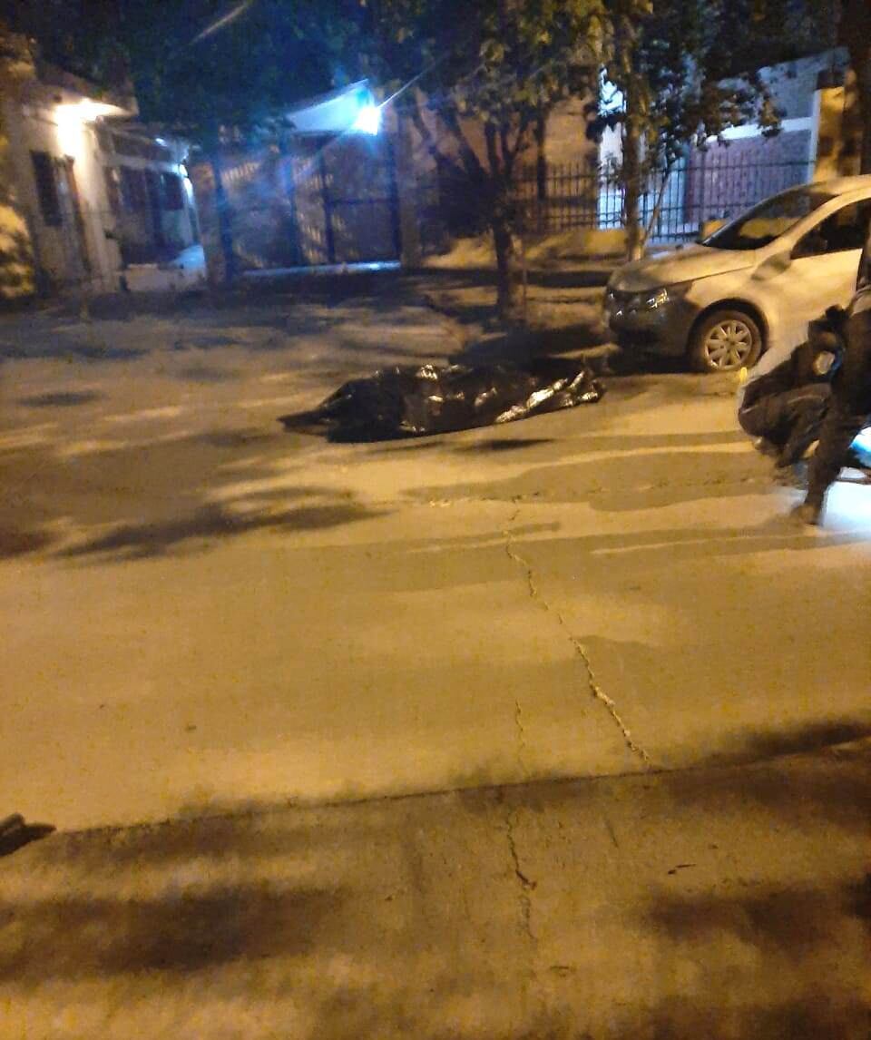 El cuerpo de Cruz tendido en la calle luego de la balacera.