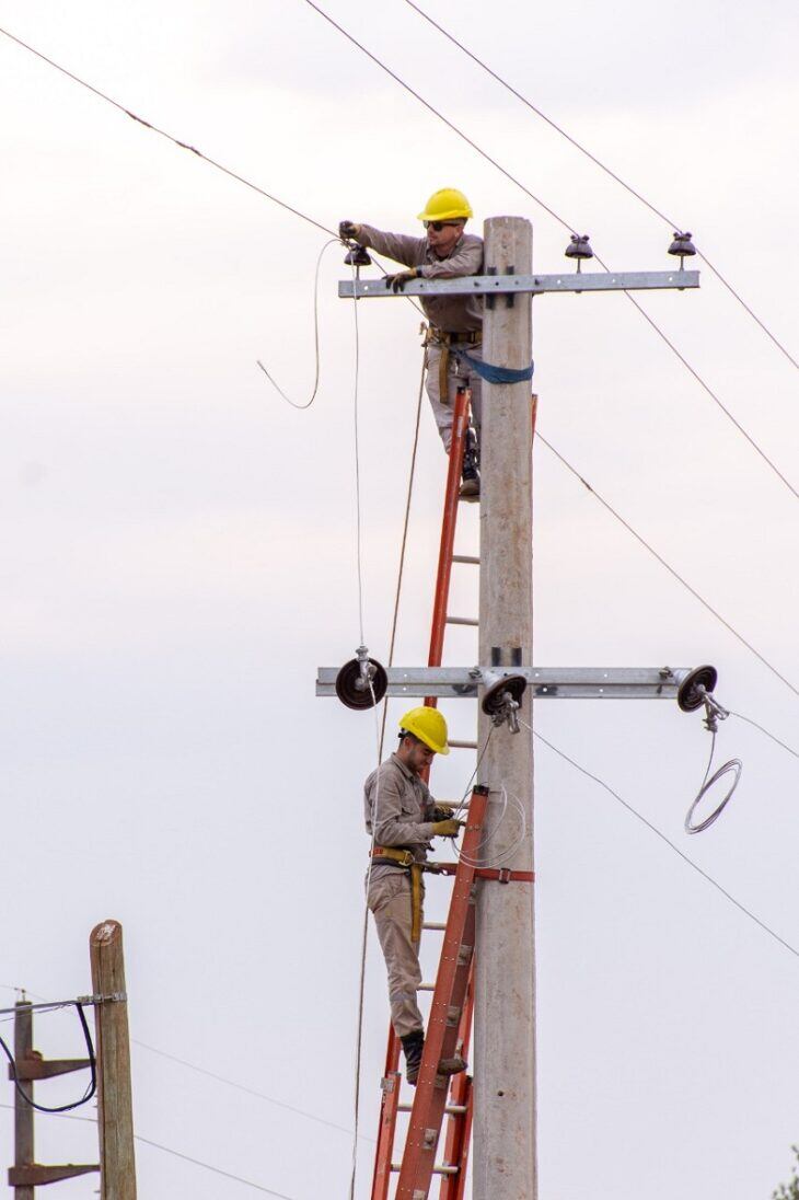 Mejoras en postes y tendido eléctrico en San José y San Javier.