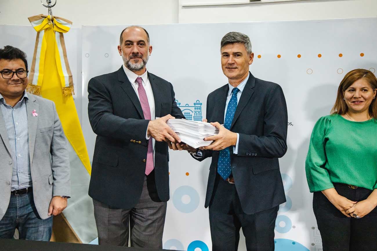 Guillermo Acosta junto a Daniel Passerini, intendente electo. 