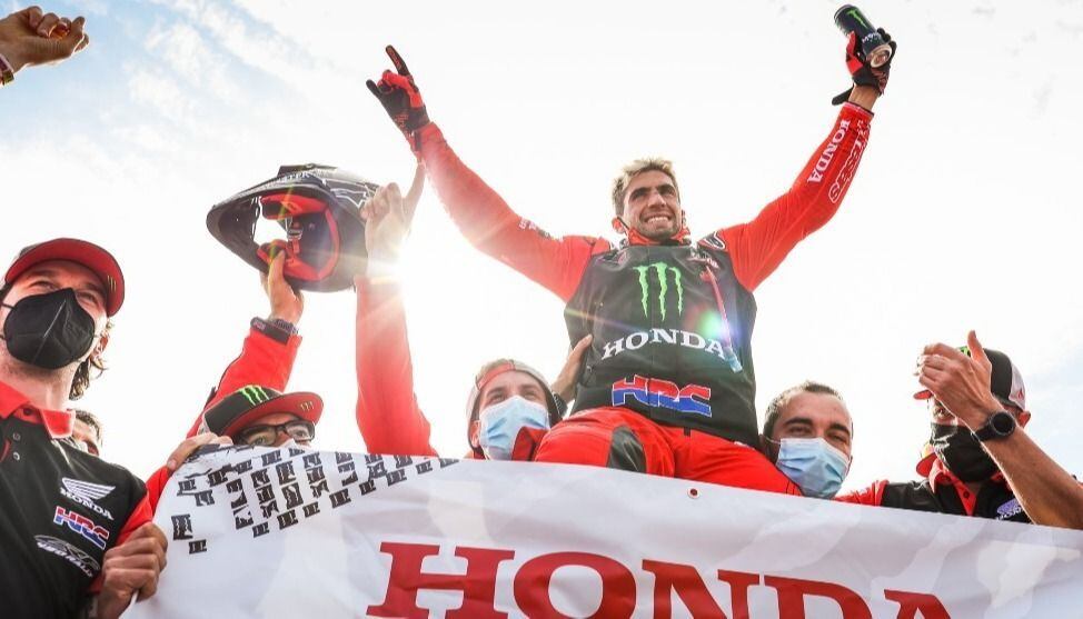 Kevin Benavides hace historia al coronarse campeón del Dakar 2021