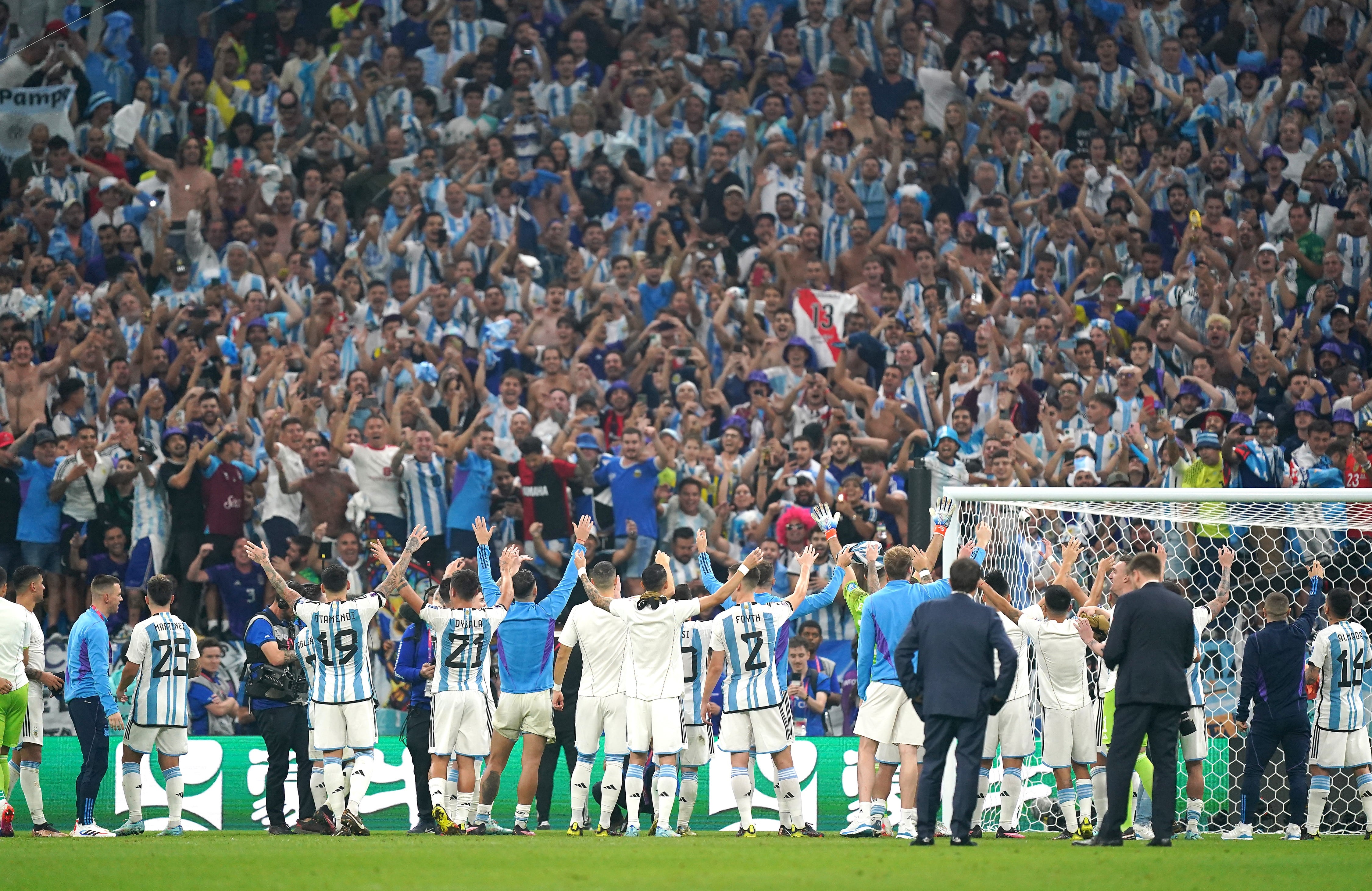 La comunión entre la hinchada y la selección que imponen su ley en Qatar (AP)