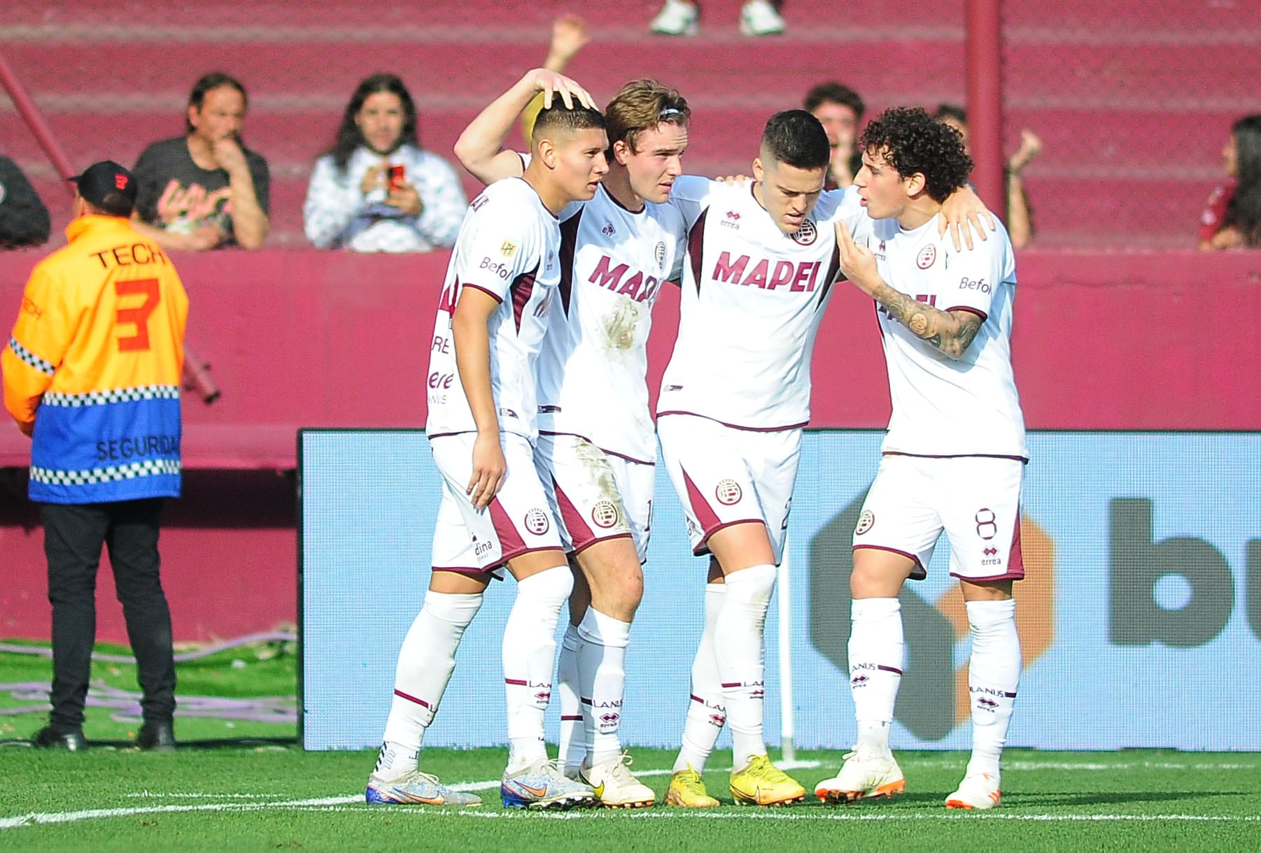 Lanús cerró la Liga Profesional con una victoria por 2-0 frente a Barracas Central. (Fotobaires)