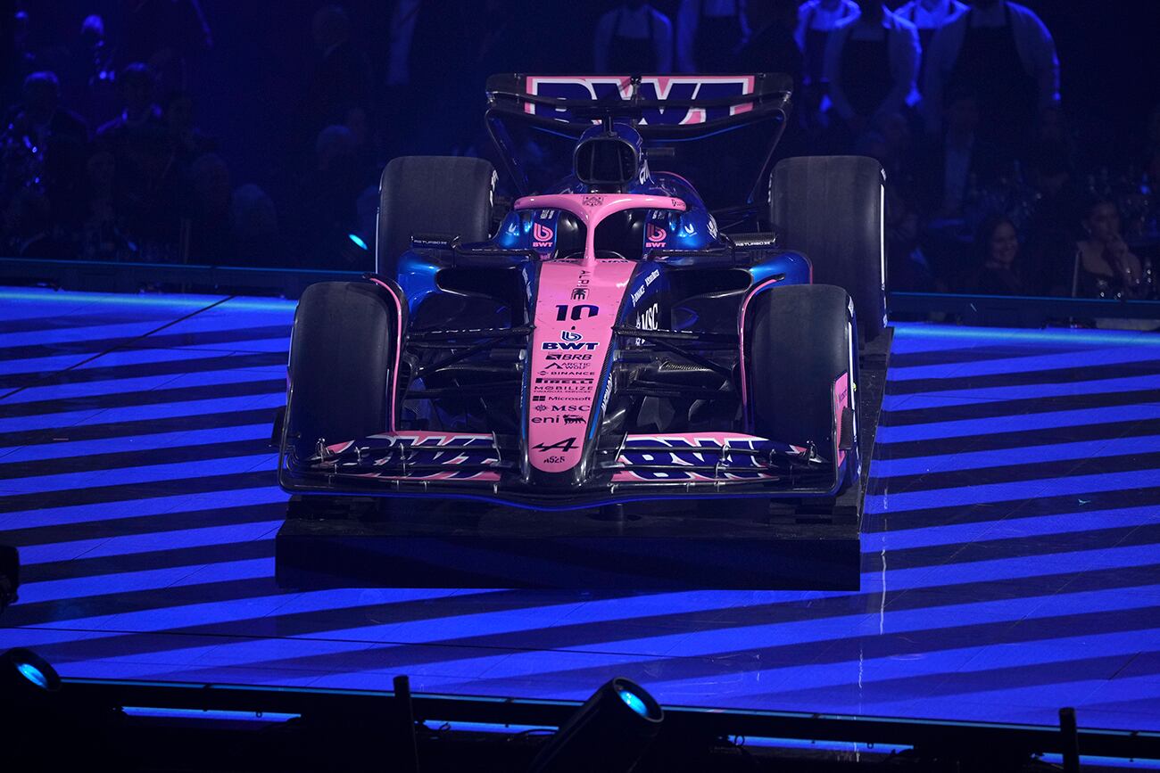 El nuevo auto del piloto francés Pierre Gasly de Alpine se exhibe. (AP)