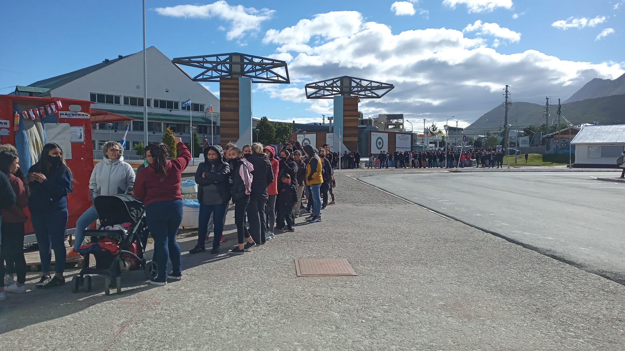 Para ingresar, la gente formó filas de hasta 200 metros. 