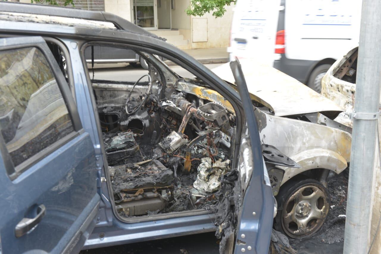 Dos autos incinerados en barrio General Paz.