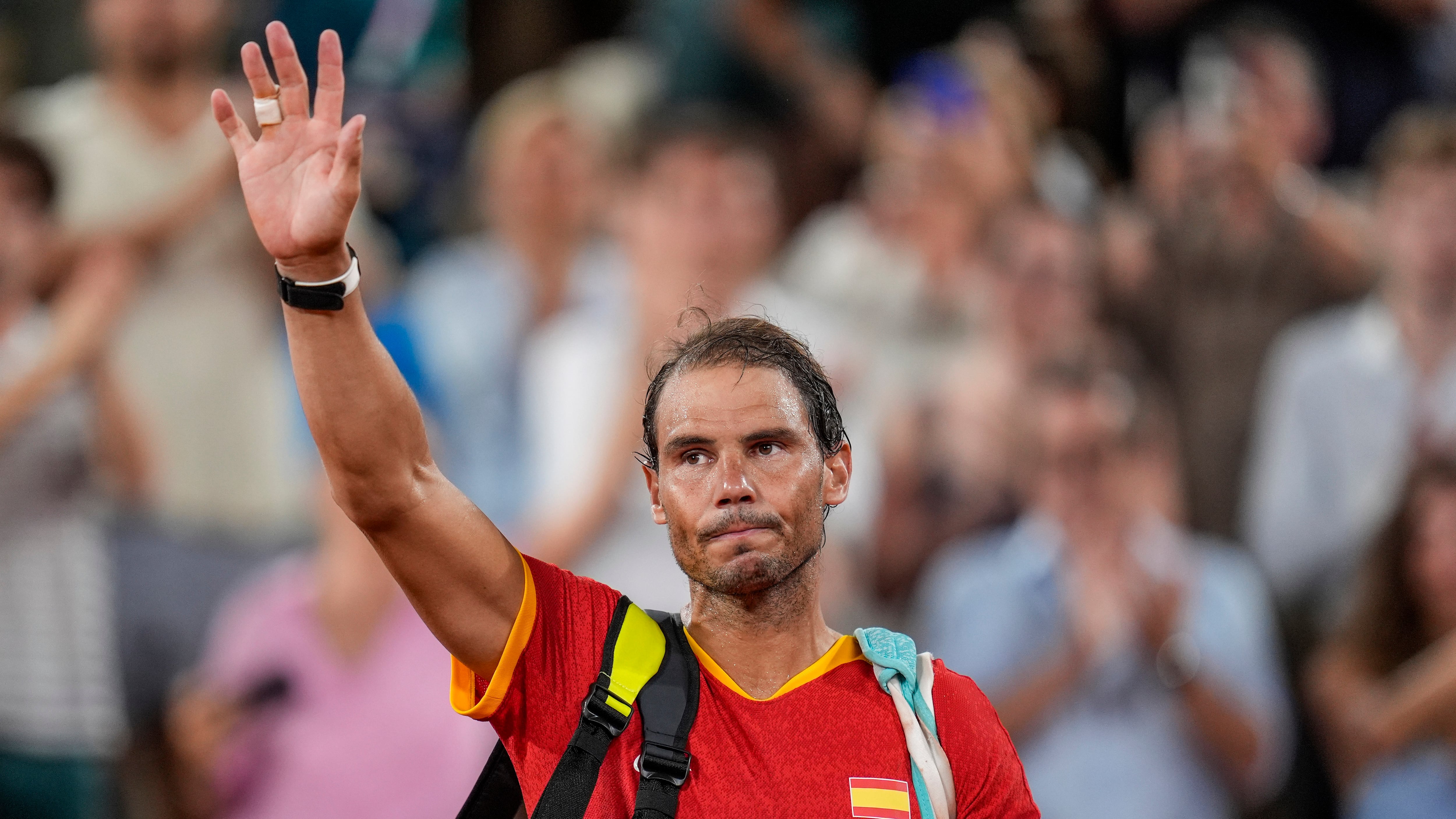 ARCHIVO - Foto del 31 de julio del 2024, el tenista español Rafael Nadal saluda tras perder en cuartos de final del dobles de los Juegos Olímpicos. El jueves 12 de septiembre del 2024, Nadal anuncia que no participará en la Copa Laver la próxima semana. (AP Foto/Manu Fernandez, Archivo)