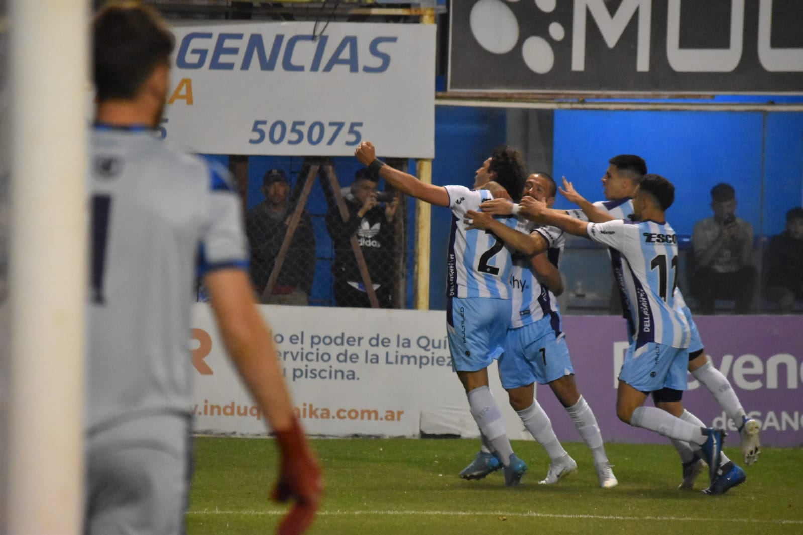 Fontanini abre la cuenta y lo festeja con la hinchada