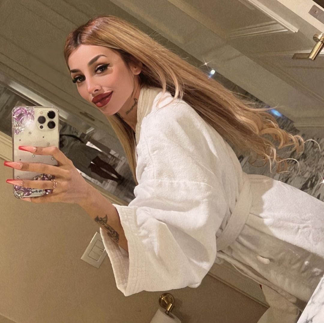 Tamara Báez posó en bata desde el baño de un lujoso hotel.