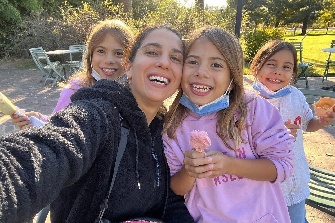 Cinthia Fernández junto a sus tres hijas.