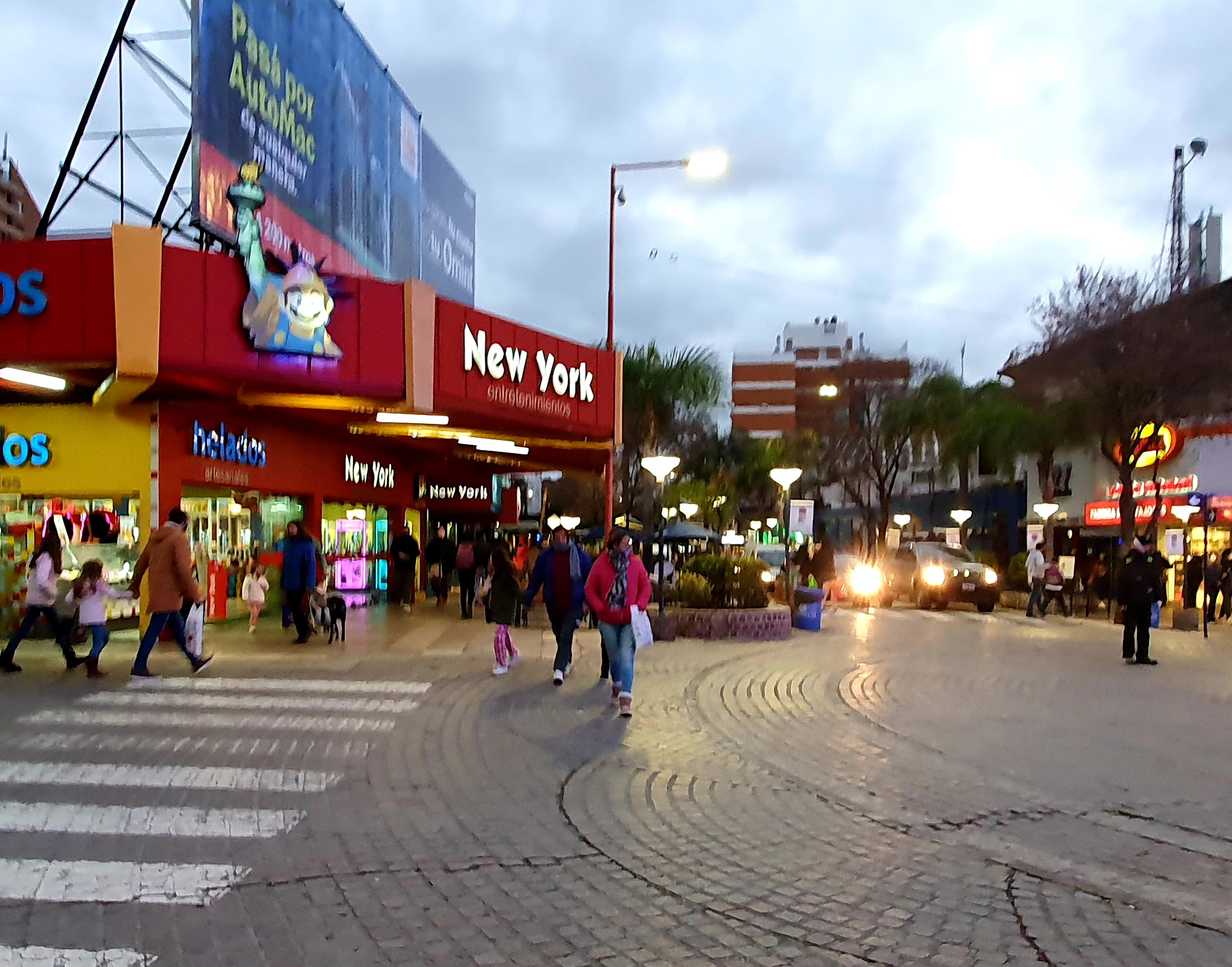 Pleno centro de la ciudad poco antes de culminar la actividad comercial.