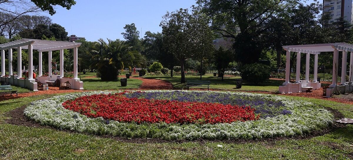 El logo de la Asociación Coreana representado en el Rosedal de Parque Chacabuco