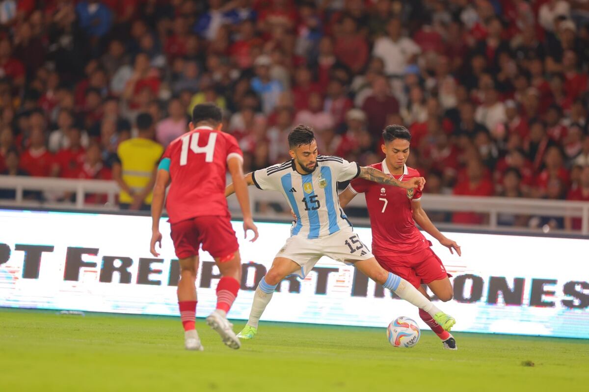 Con goles de Paredes y “Cuti” Romero, la Selección Argentina le ganó 2 a 0 Indonesia