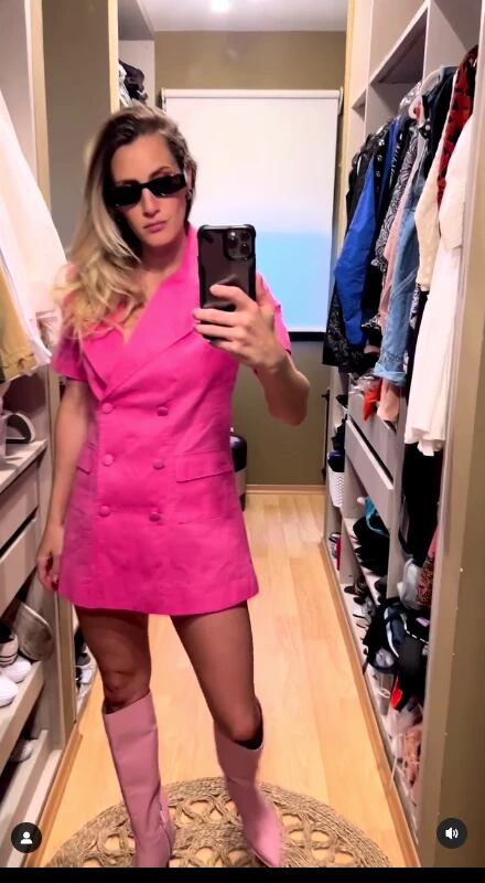 El walkin-closet de Mica Viciconte donde tiene toda su área de outfits para salir a escena