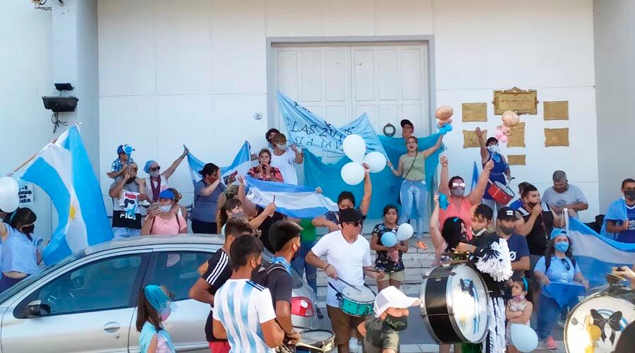 Parte de los movilizados se manifestaron frente a la Municipalidad de Santa Rosa 