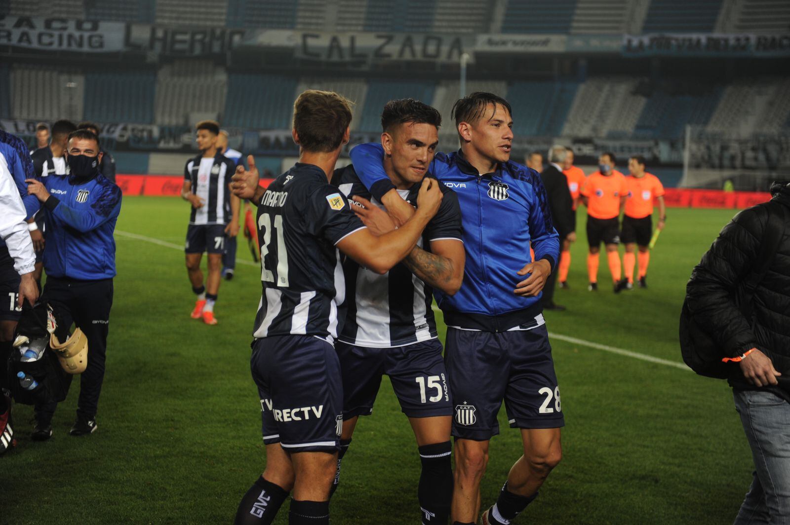 Enzo Díaz, autor del 2-1, es felicitado por todos en el Cilindro de Avellaneda. (Federico López Claro)