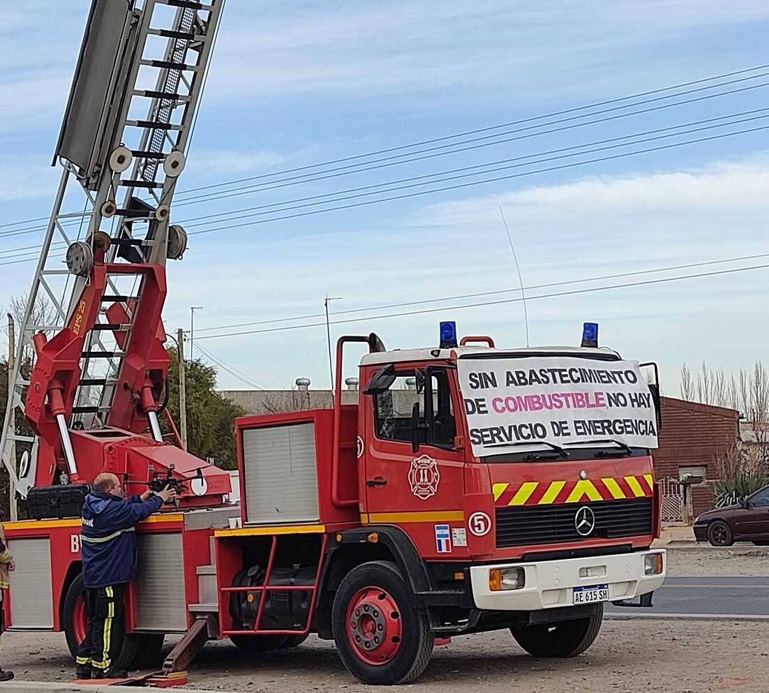 El reclamo que hicieron los Bomberos Voluntarios de Salto de las Rosas el Día de la Bandera.