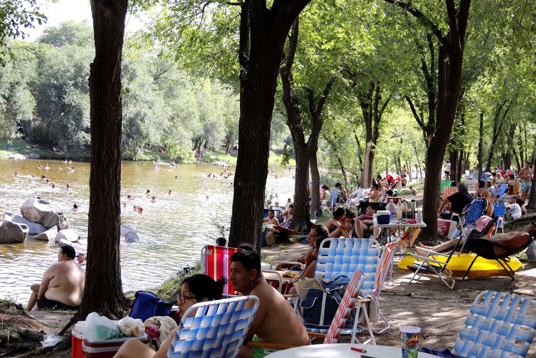 turismo, turistas
temporada de verano en Carlos Paz. Mucha gente en el río
Yanina Aguirre