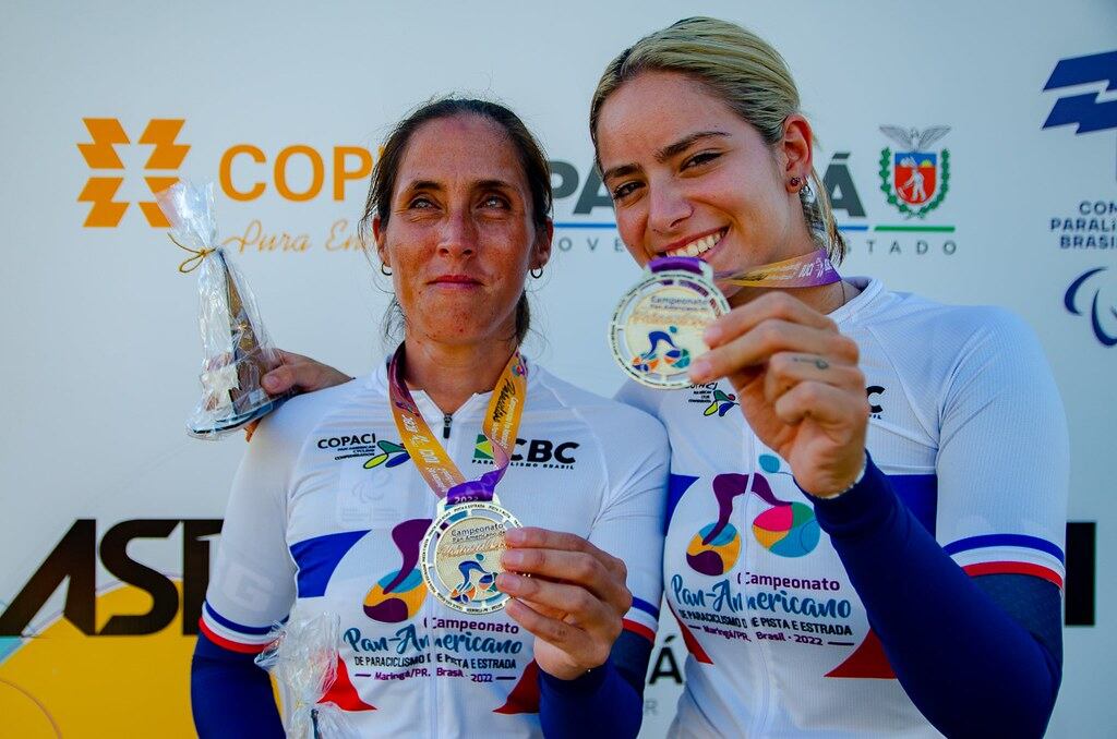 Majo y Mica con medallas.