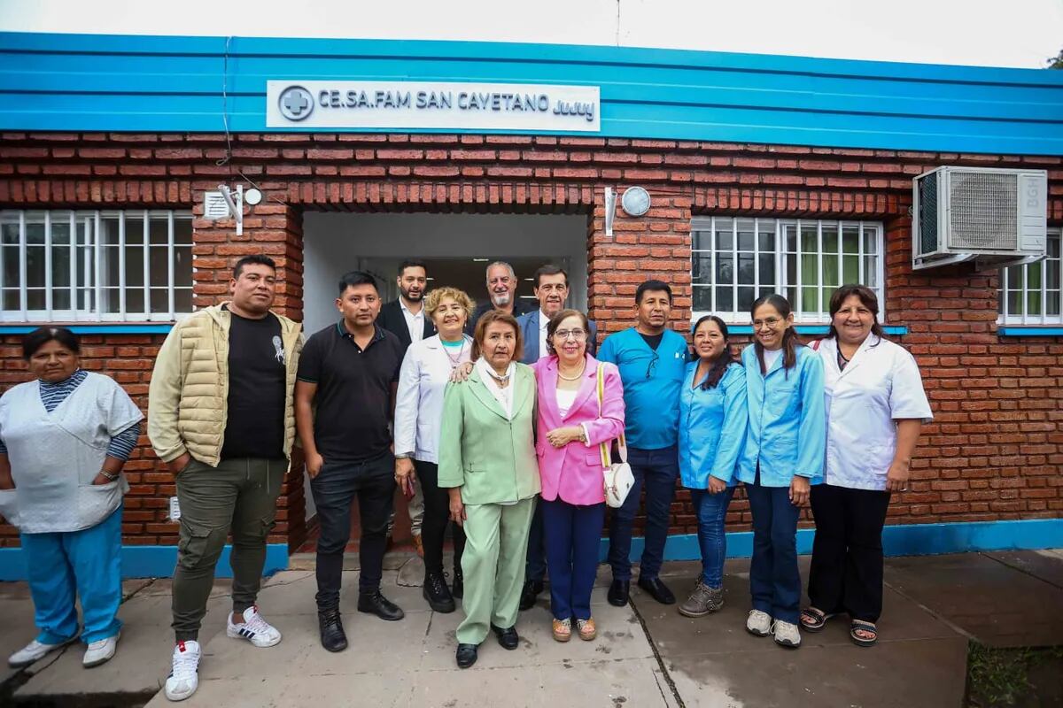 El gobernador Sadir y el ministro Bouhid en el Centro de Salud Familiar San Cayetano.