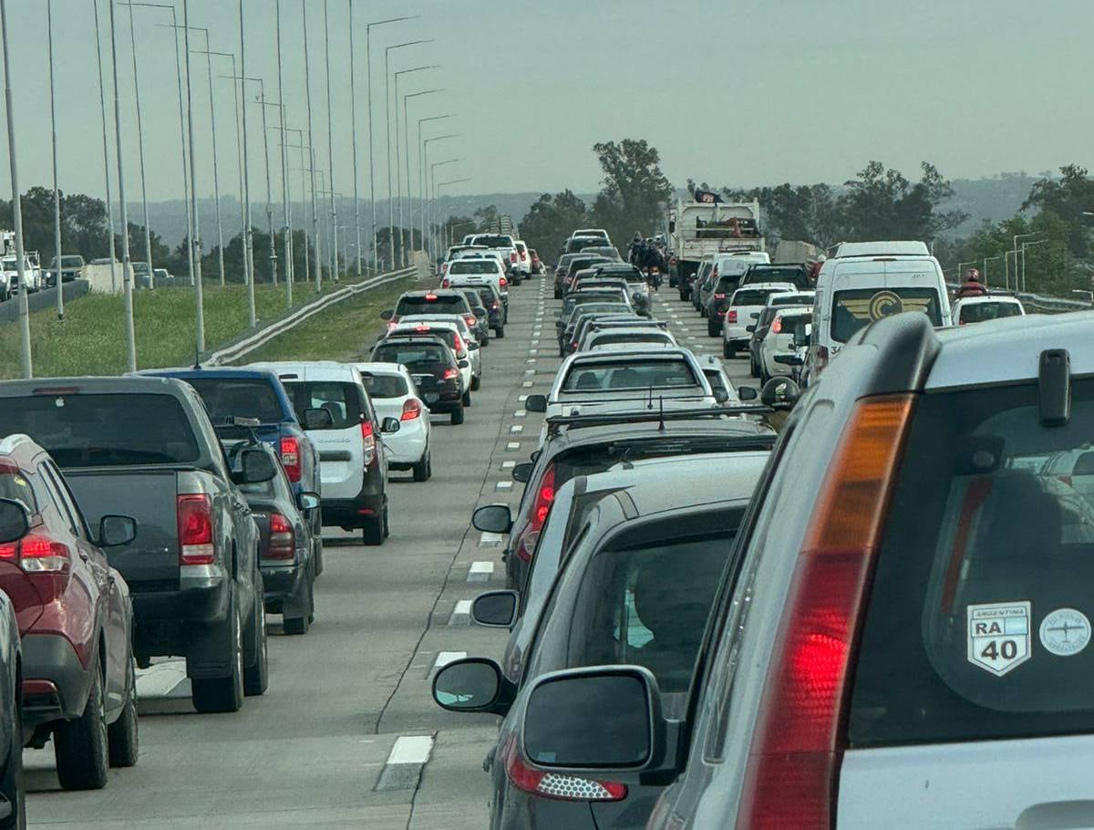 Los dos siniestros provocan caos en la Circunvalación a la altura del barrio 20 de Junio. (Foto gentileza @leoguevara80)